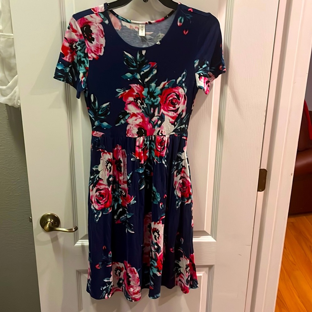 4/$20 Navy T-shirt dress with roses. Short sleeve with pockets.